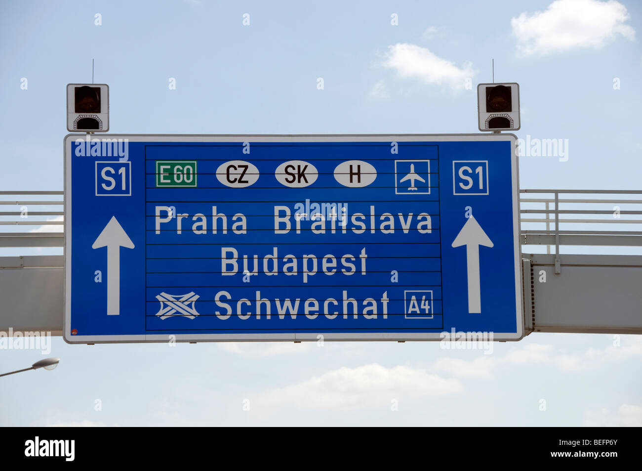Straßenschild auf der S1 nach Praha Bratislava in Slowakei und Osteuropa Stockfoto