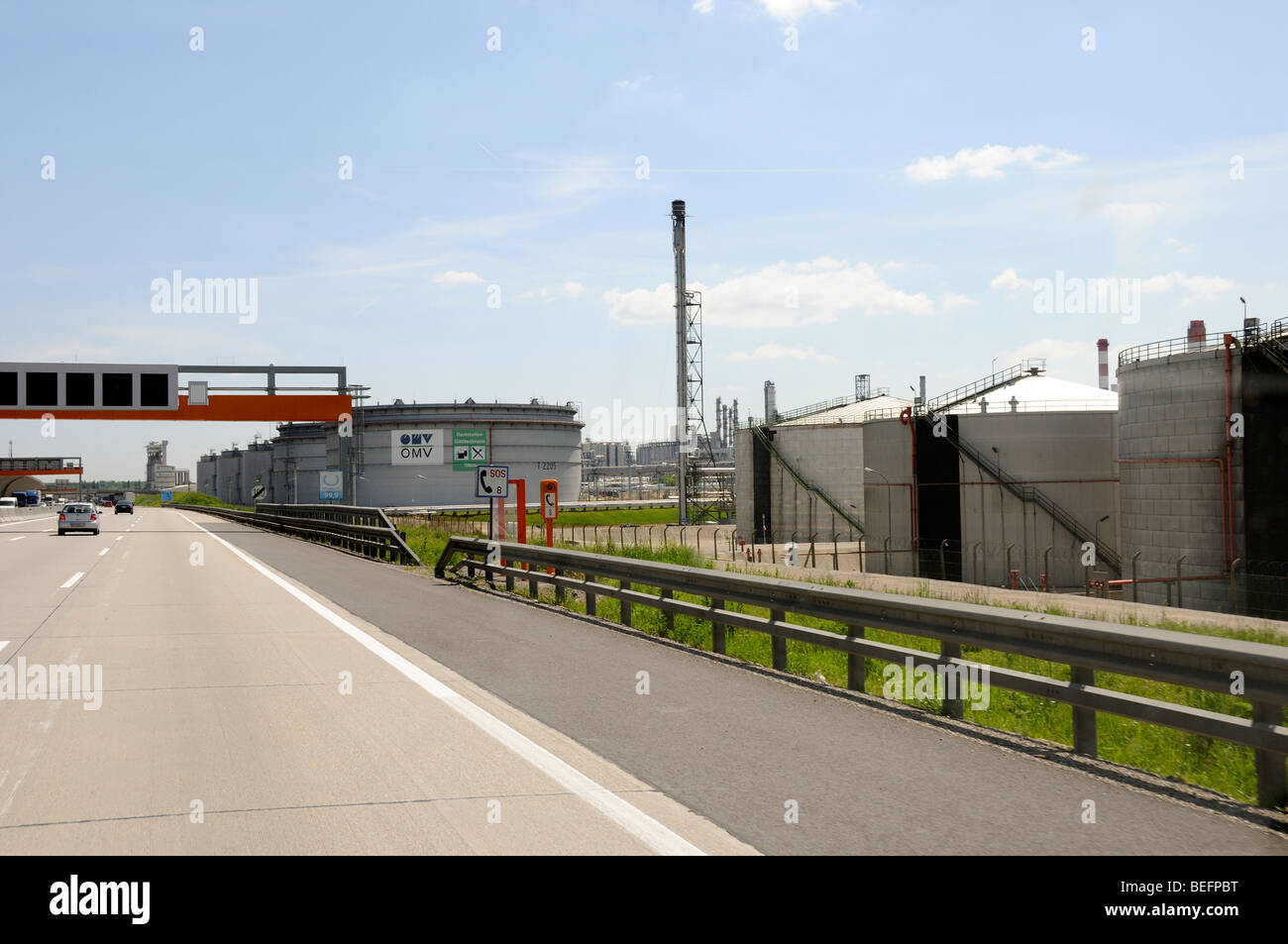 Öltanks auf der Hauptstraße in Tschechien-Europa Stockfoto