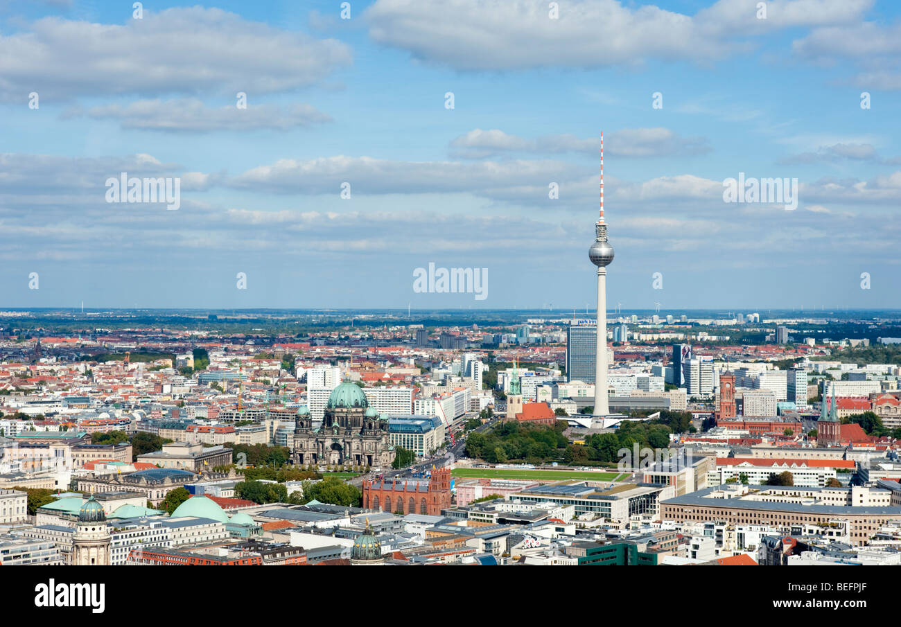 Berliner Stadtbild mit Fernsehturm am Alexanderplatz nach hinten Stockfoto