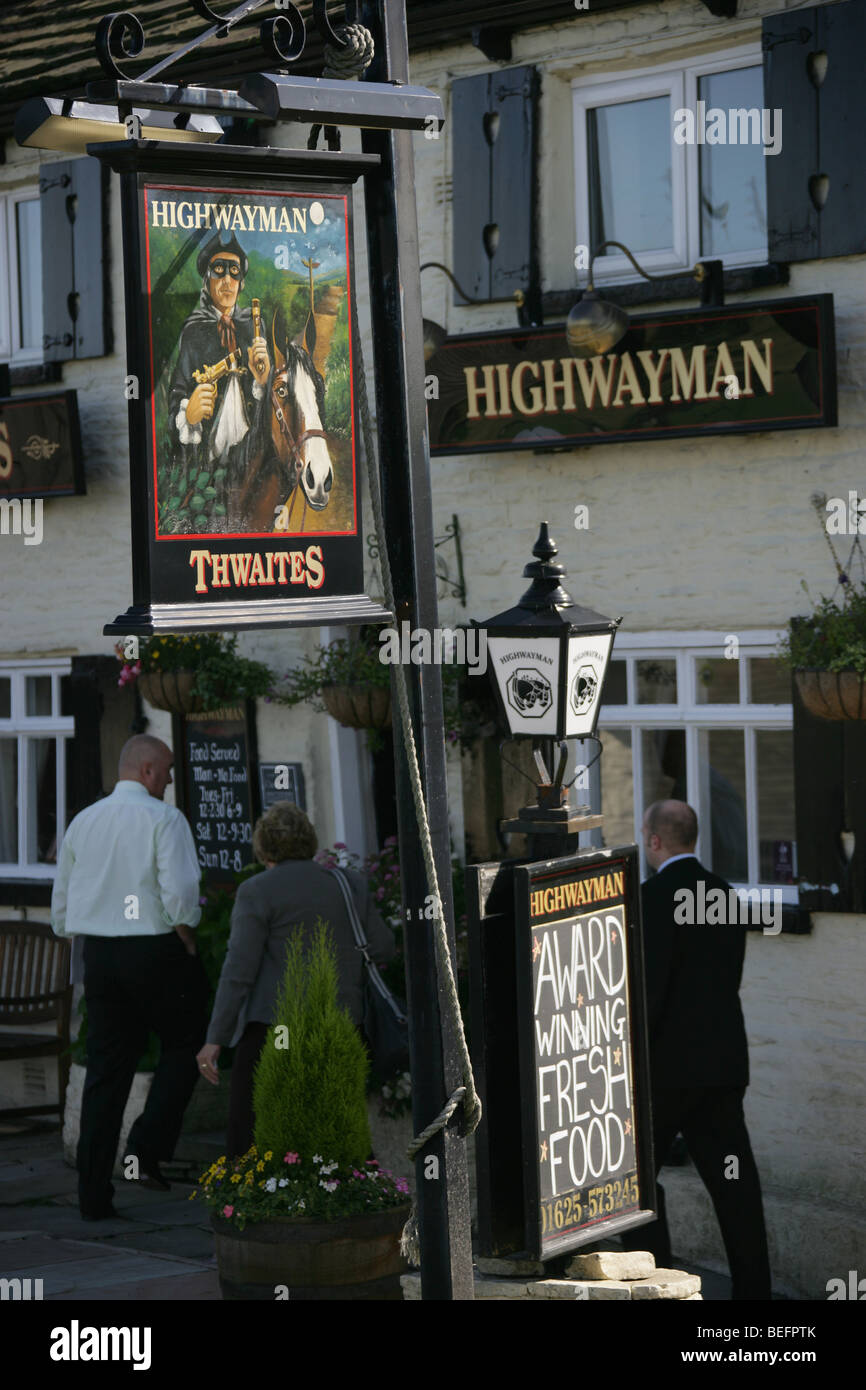 Dorf von Rainow, England. Das 17. Jahrhundert Highwayman Gastwirtschaft und Restaurant, Macclesfield unterwegs. Stockfoto