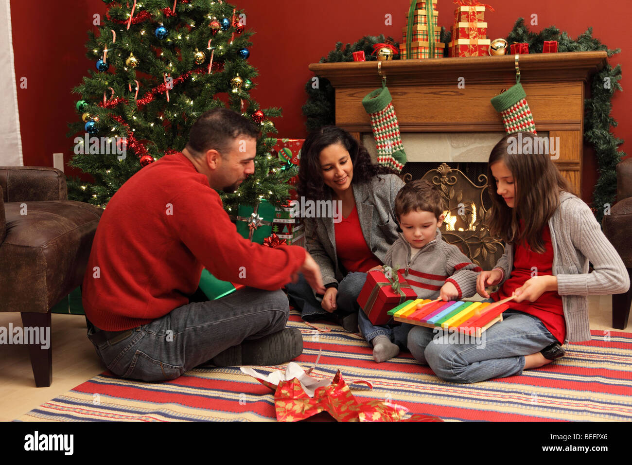 Familie Eröffnung präsentiert von Weihnachtsbaum Stockfoto
