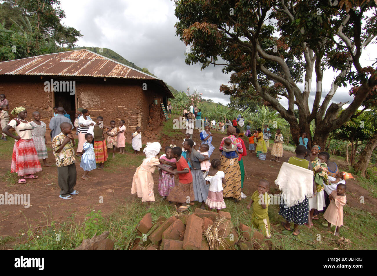 Bakonzo Gemeinde außerhalb der Dorfkirche nach Mass, Ruwenzori-Gebirge, West-Uganda, Afrika Stockfoto
