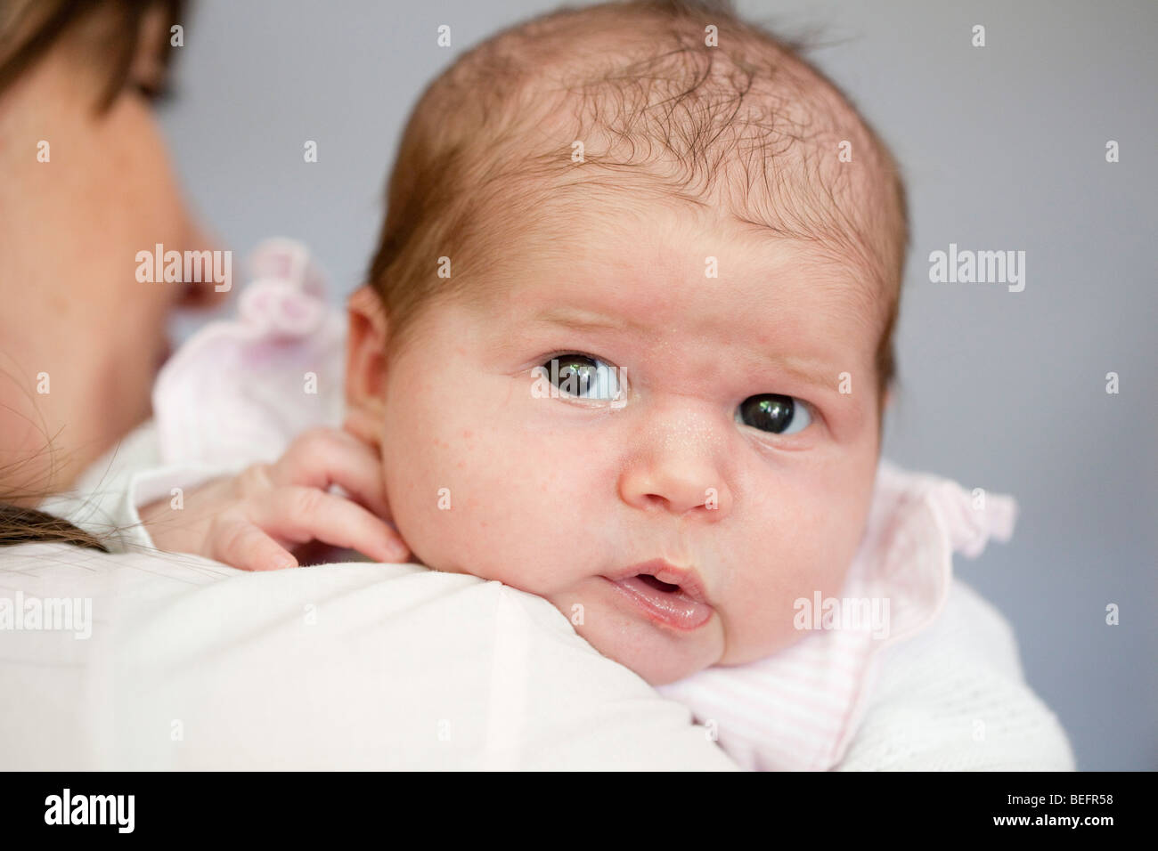 Mutter und Baby, drei Wochen alt. Stockfoto