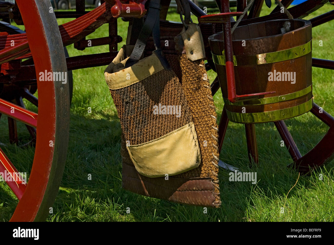 Nahaufnahme von Futterbeutel und Eimer auf der Rückseite Von dray Waggon auf Gargrave Show in der Nähe Skipton North Yorkshire England Großbritannien Stockfoto