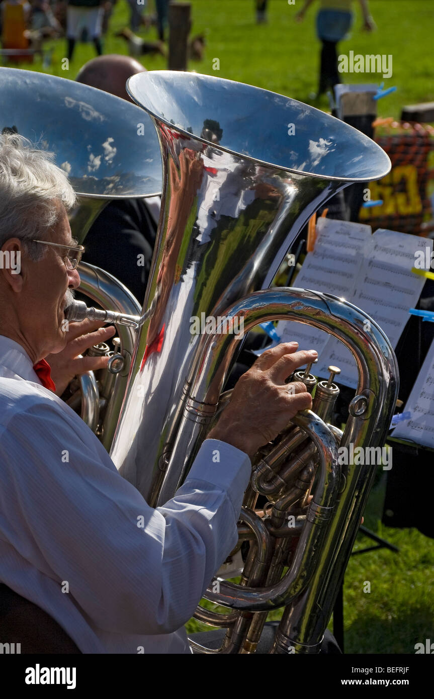 Nahaufnahme von Mann Musiker spielen Tuba im Sommer bei Gargrave Show in der Nähe Skipton North Yorkshire England Großbritannien GB Großbritannien Stockfoto