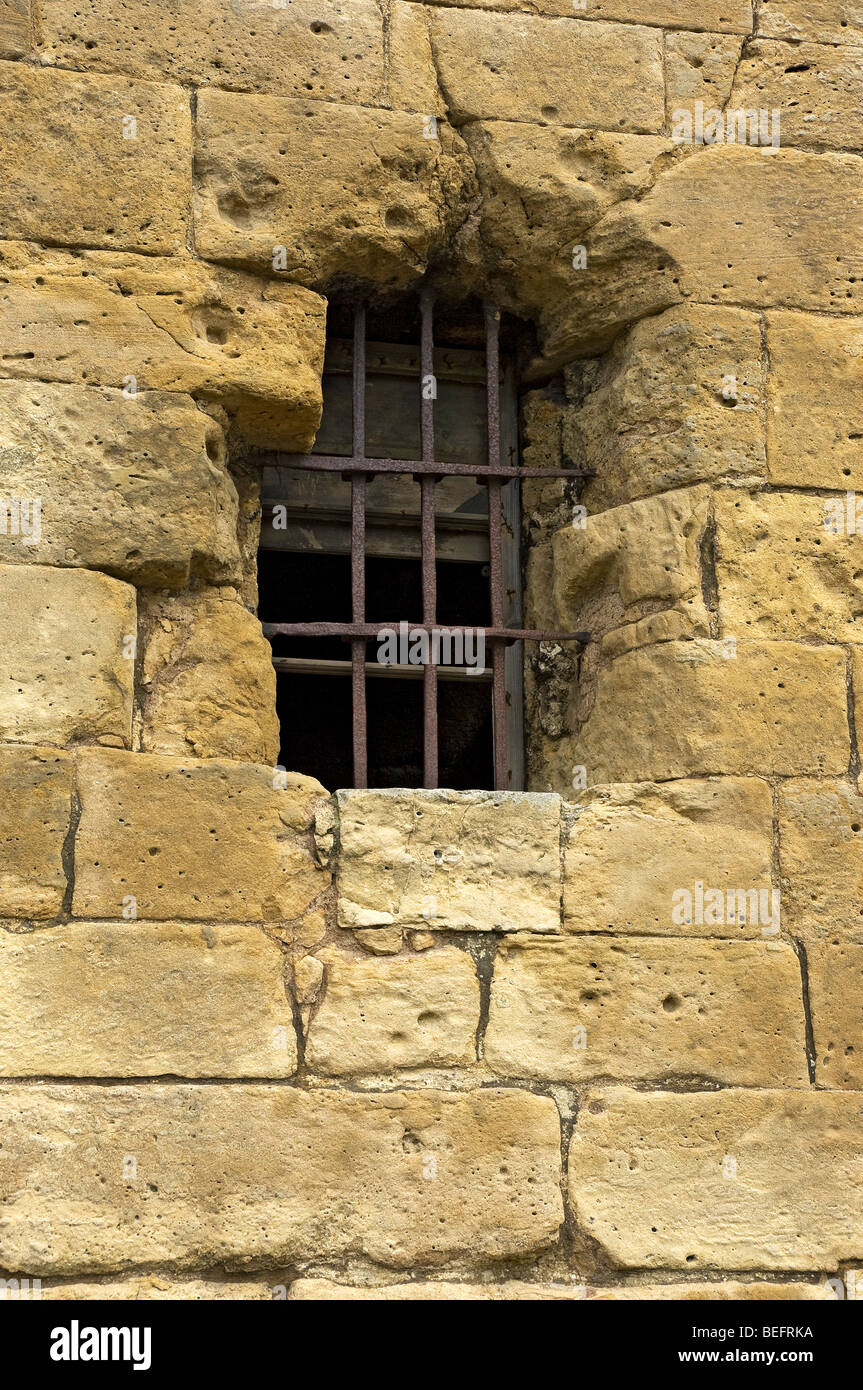 Fenster in der Wand der Knaresborough Schloß North Yorkshire England UK GB Großbritannien eingestellt Stockfoto