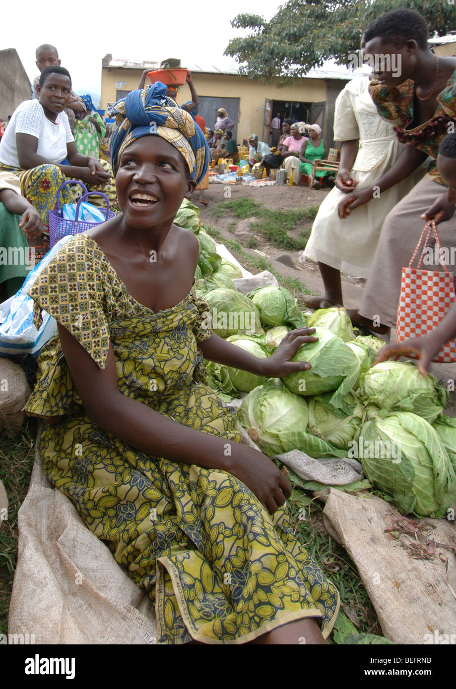 Bakonzo Frau verkaufen Kohl in Marktstadt, Ruwenzori-Gebirge, West-Uganda, Afrika Stockfoto