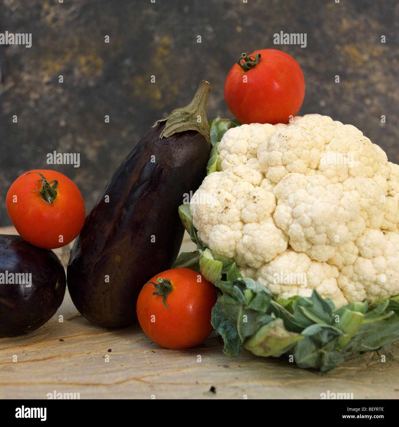 Still-Leben essen Gemüse - Blumenkohl-Auberginen und Tomaten auf einem Schneidebrett Stockfoto