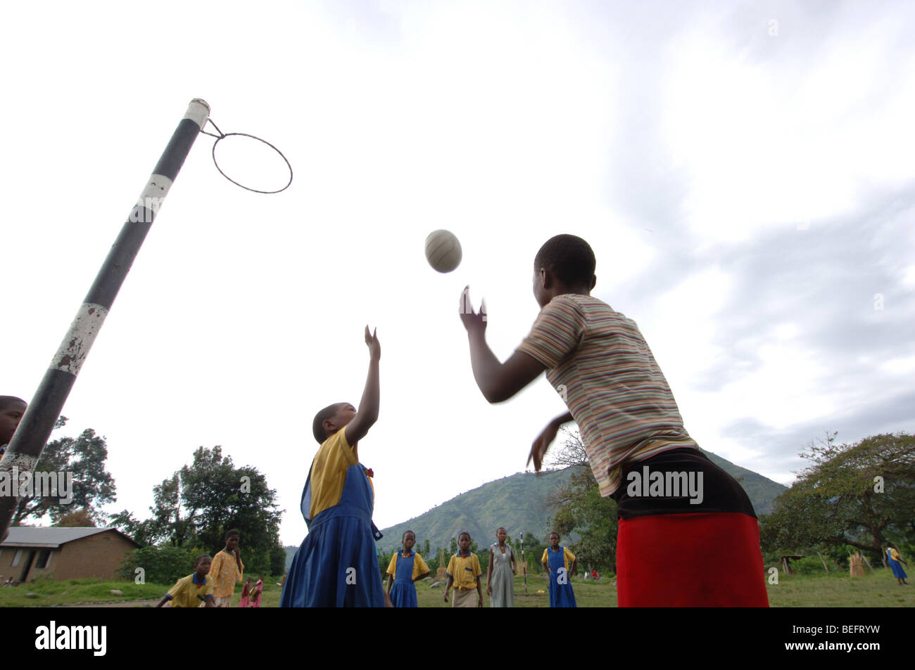 Bakonzo Mädchen spielen Korbball, Ruwenzori-Gebirge, West-Uganda, Afrika Stockfoto