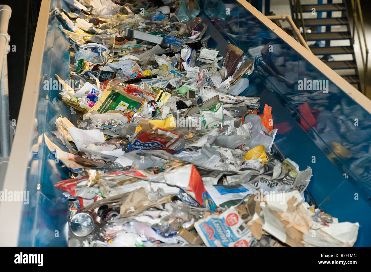 Müll auf einem Förderband für die Sortierung in einer Recyclinganlage in Großbritannien. Stockfoto