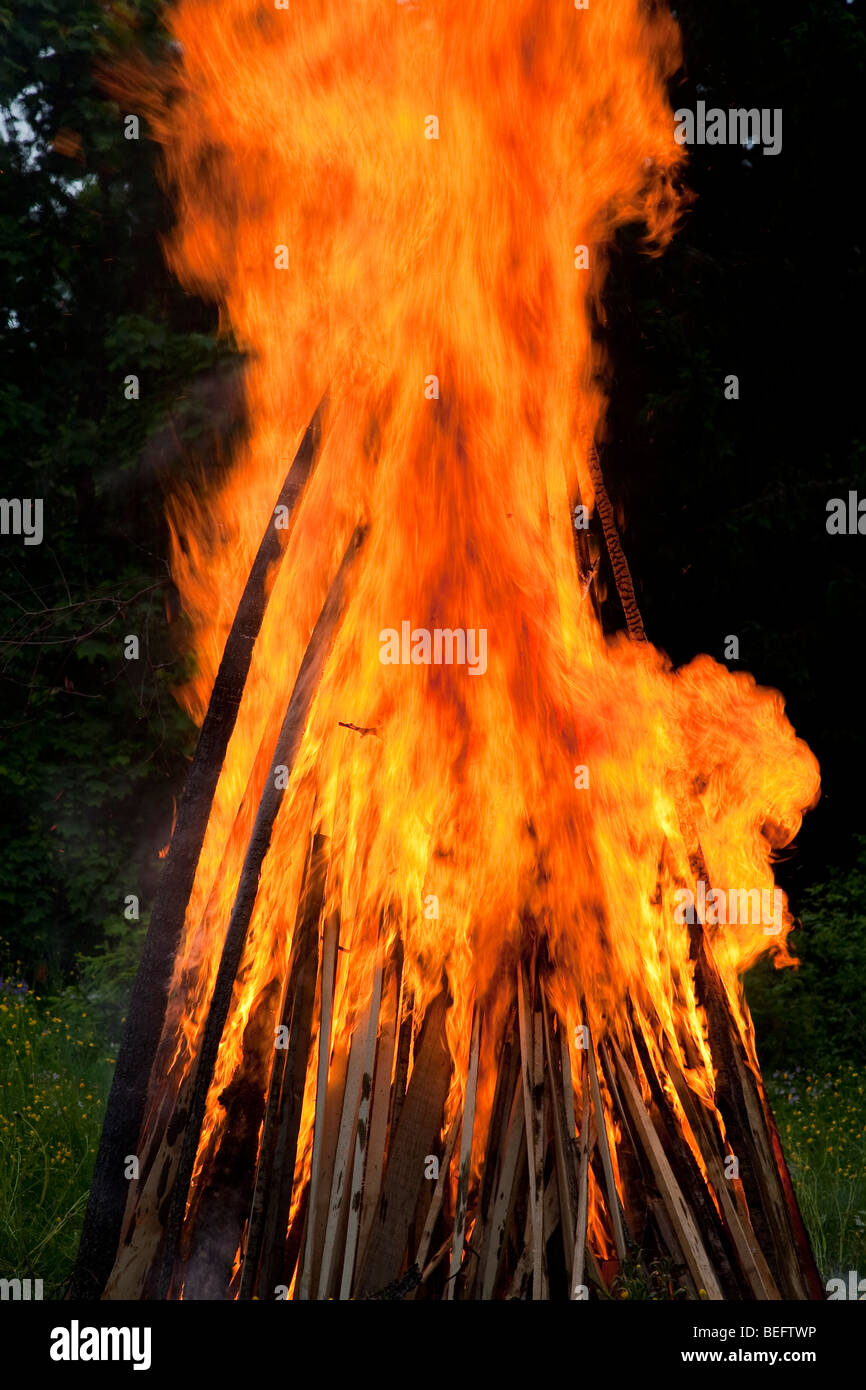 Mittsommerpyre brennend, Finnland Stockfoto