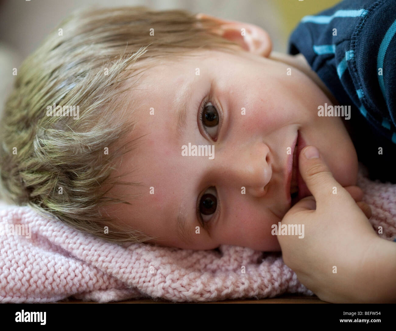 Wenig müde junge Stockfoto