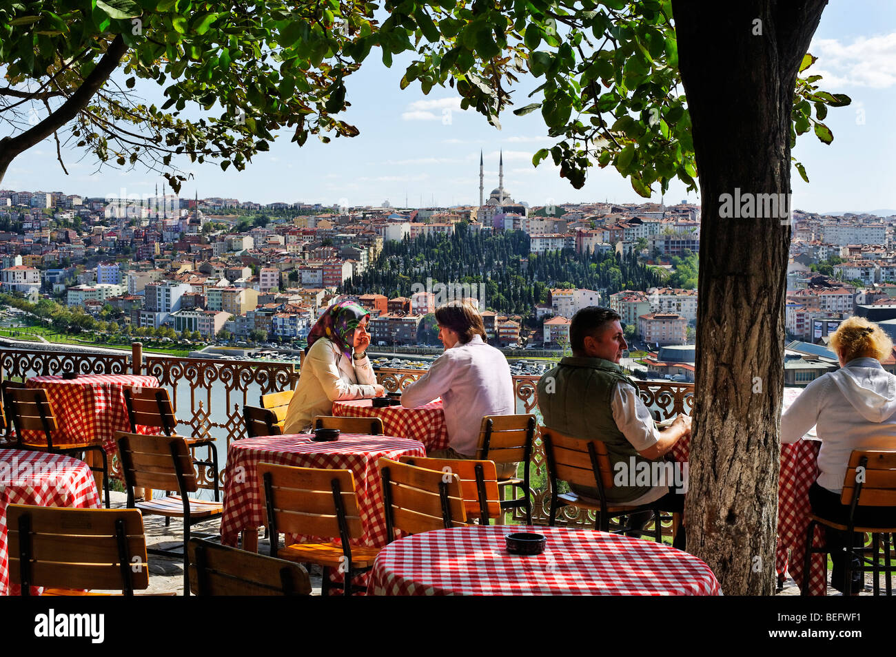 Ein weitläufigen Blick auf das Goldene Horn genießen Sie bei einem Drink an der Pierre Lotti Teehaus in der Eyüp Viertel von Istanbul. Stockfoto