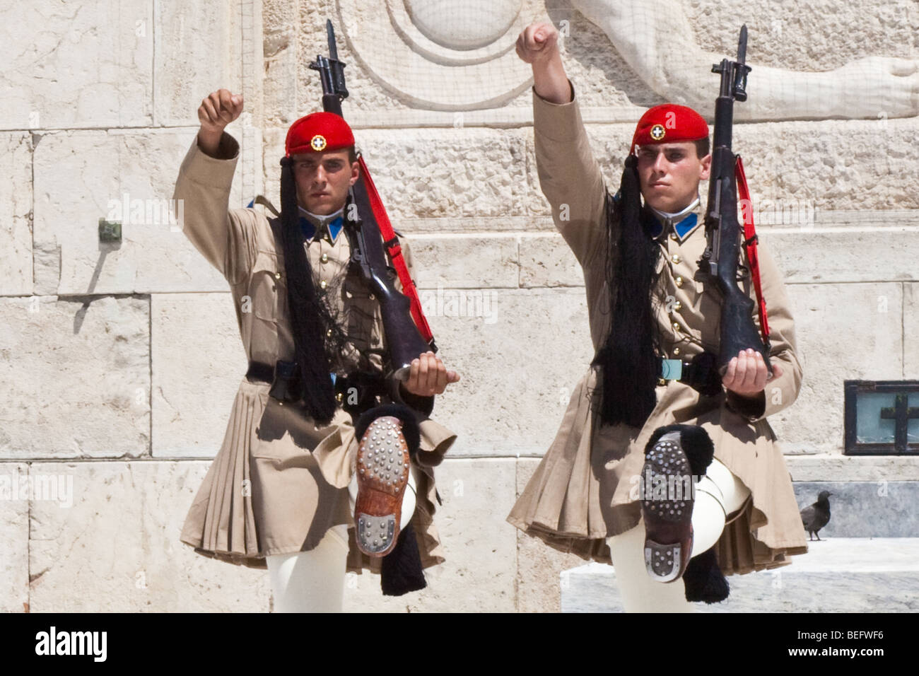 Evzonen am griechischen Parlamentsgebäude am Grab des unbekannten Soldaten vor dem Syntagma-Platz in Athen. Stockfoto