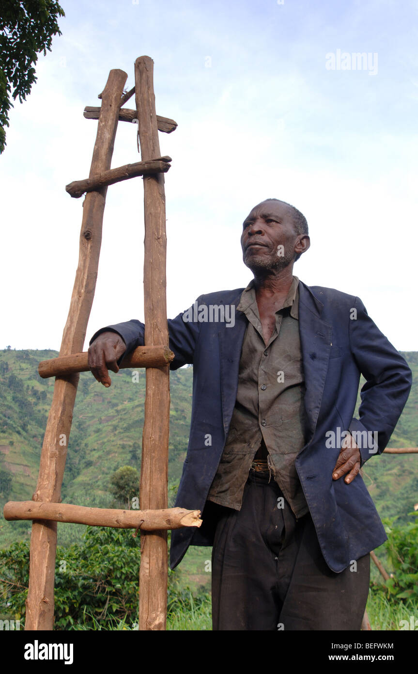 Bakonzo Mann mit Leiter, Ruwenzori-Gebirge, West-Uganda, Afrika Stockfoto