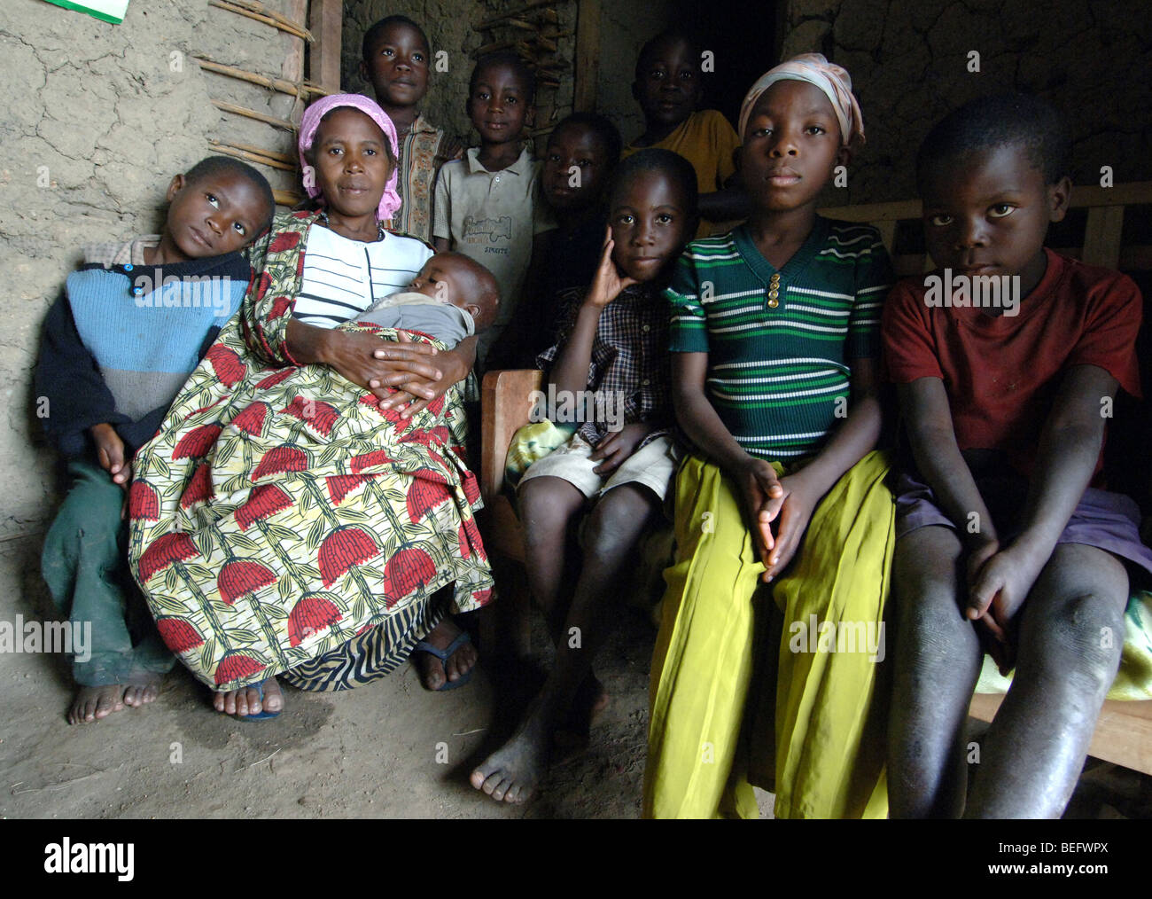 Bakonzo Mutter und Kinder zu Hause, Ruwenzori-Gebirge, West-Uganda, Afrika Stockfoto