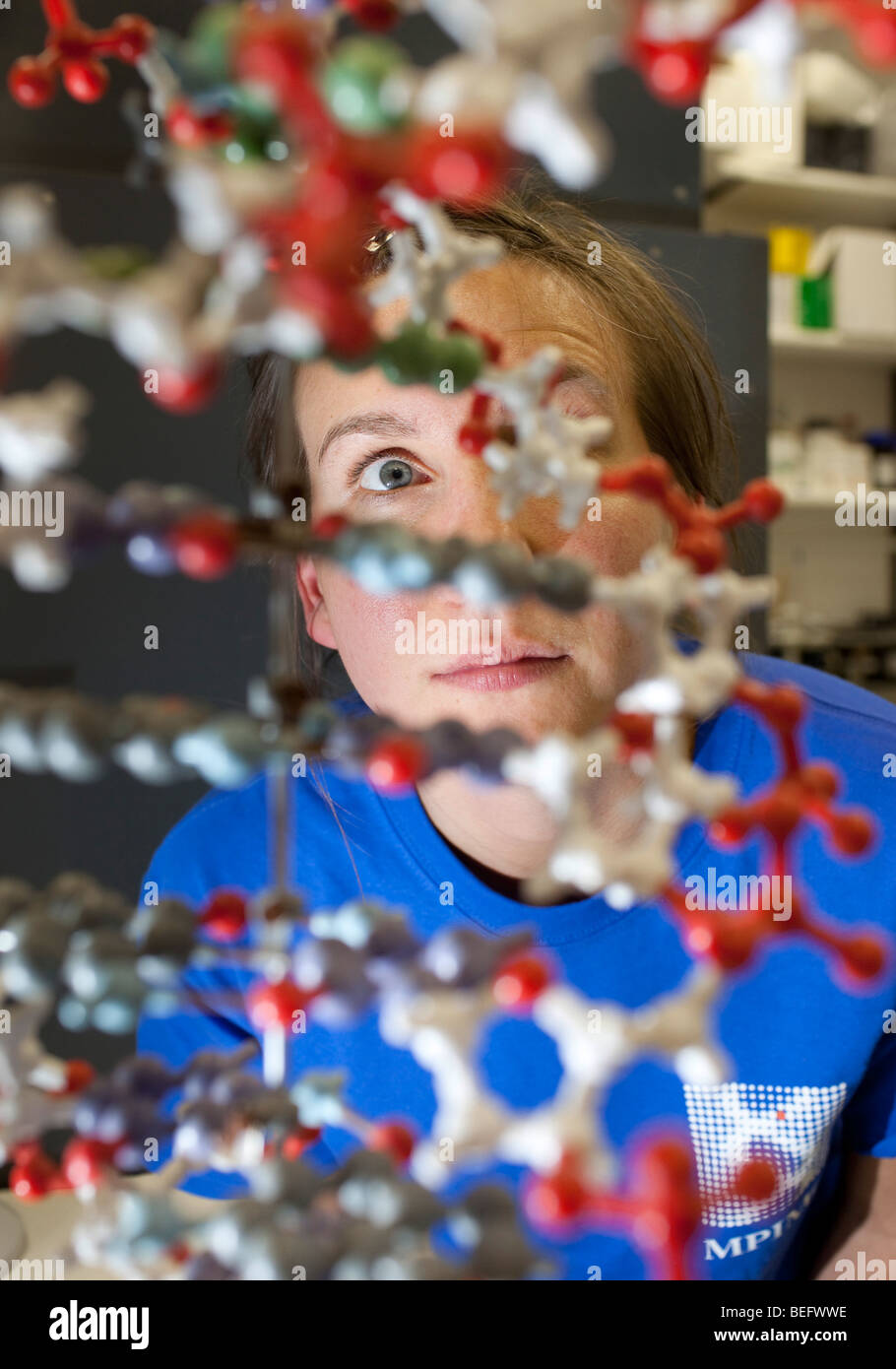 Studenten sitzen hinter einem DNA-Modell an der Max-Planck-Institut in Berlin Stockfoto
