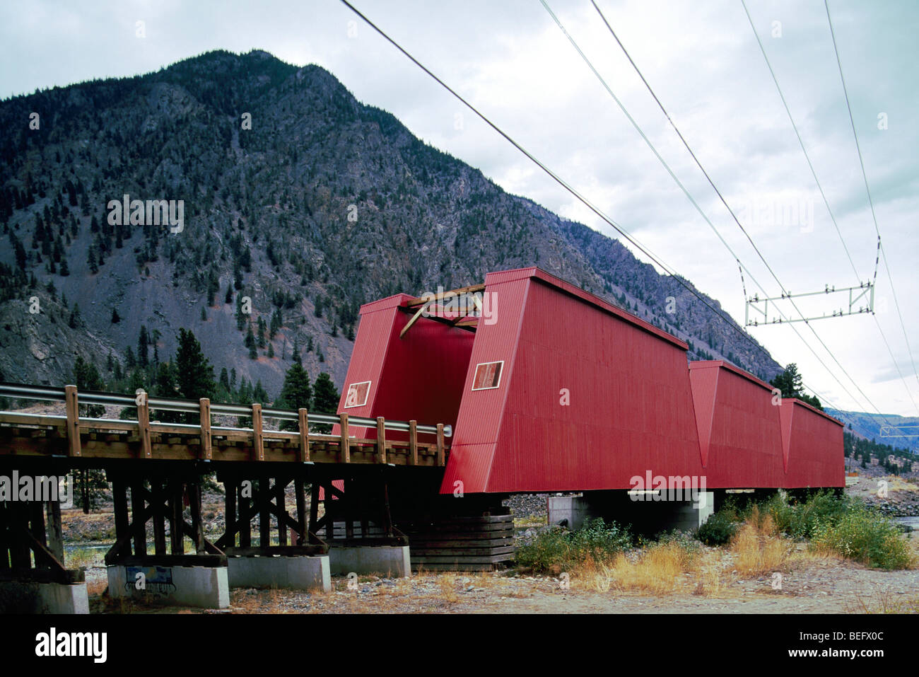 Keremeos, BC, Similkameen Valley, British Columbia, Kanada - historische überdeckt rote Brücke Similkameen River Stockfoto