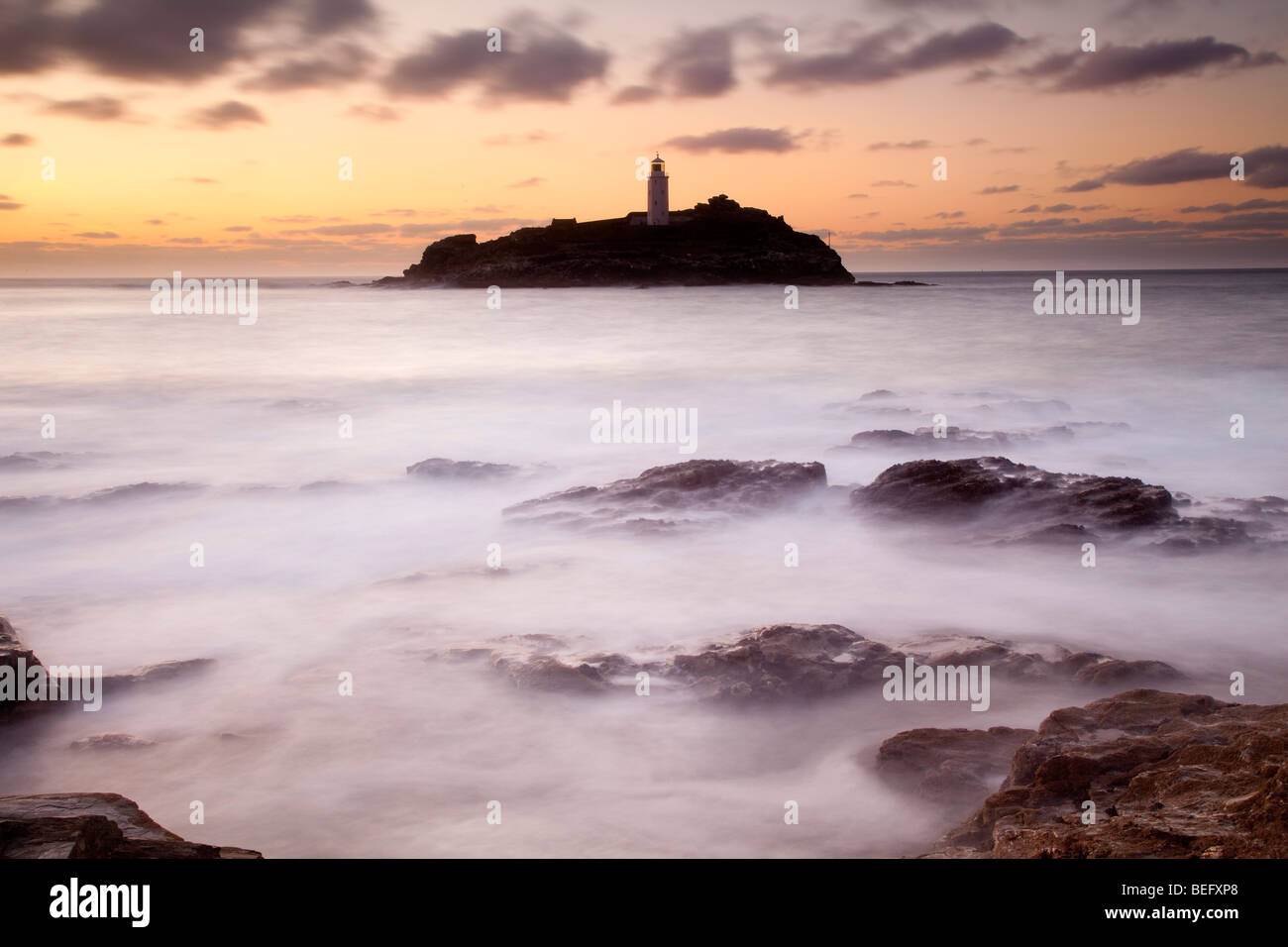 Flut an Sonnenuntergang, Godrevy Point und Leuchtturm, St. Ives Bay, North Cornwall Stockfoto