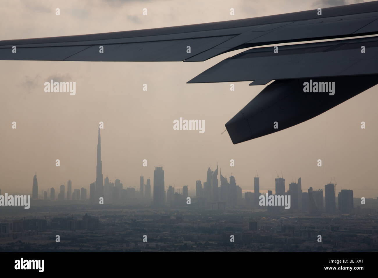 Aaeroplane ausziehen ausziehen Flügel über dubai Stockfoto