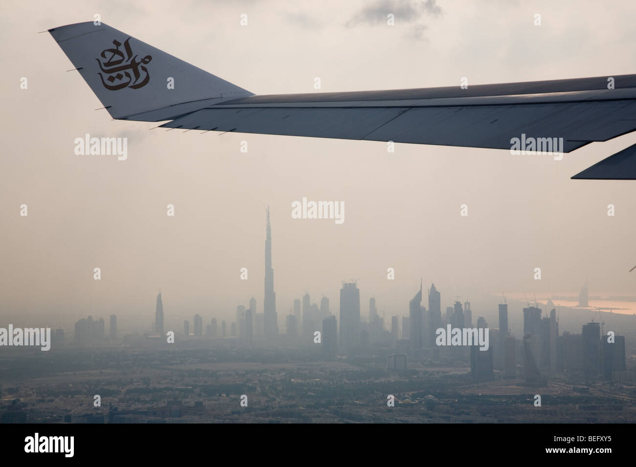 Flugzeug ausziehen ausziehen Flügel über dubai Stockfoto