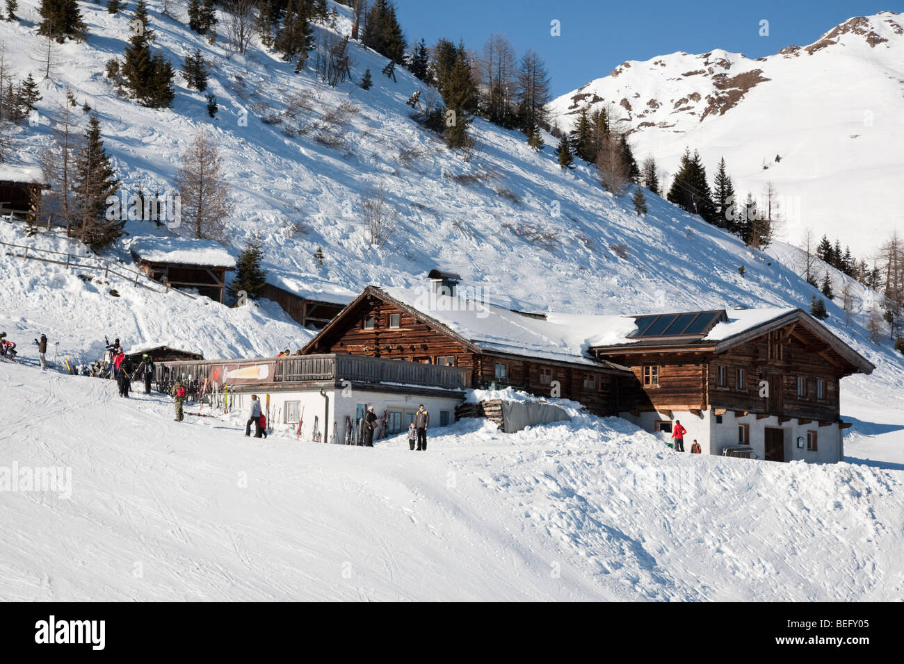Home Chalet aus Holz auf der Piste im Skigebiet in den österreichischen Alpen im Winter Schnee. Rauris Österreich Europa. Stockfoto