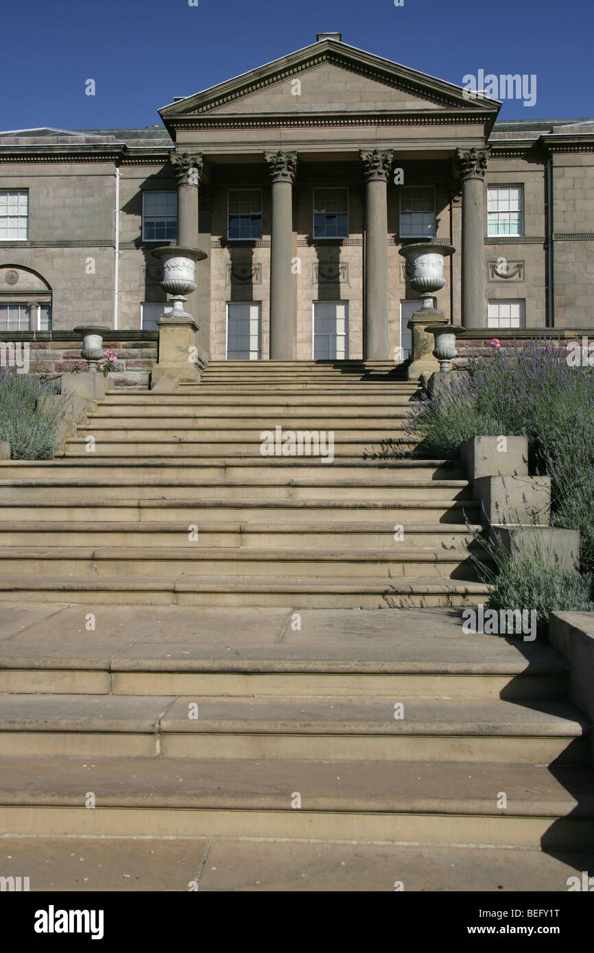 Nachlass von Tatton Park, England. Treppe, die bis ins 18. Jahrhundert entworfen Samuel Wyatt Tatton Park klassizistische Herrenhaus. Stockfoto