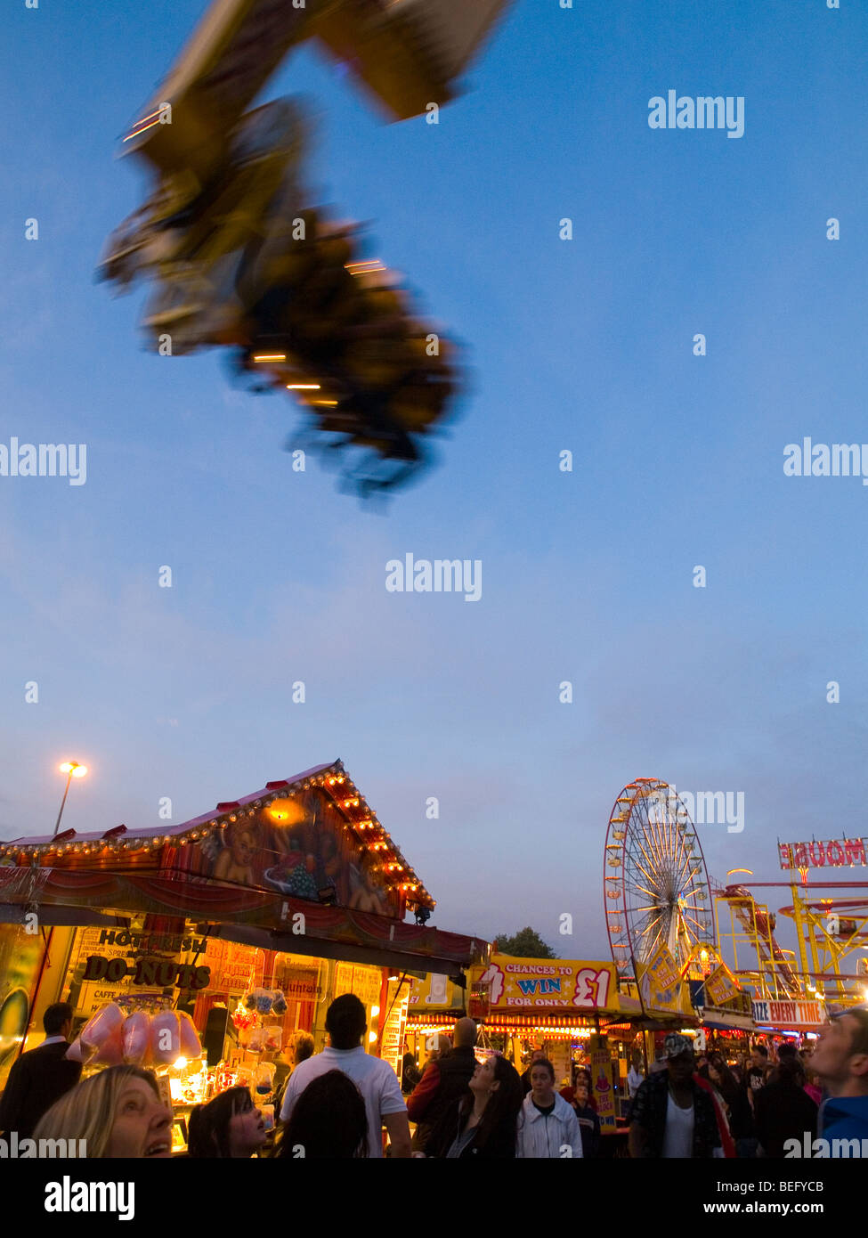 Menschen, die nach oben auf eine Fahrt auf der Goose Fair in Nottingham, Nottinghamshire, England UK Stockfoto