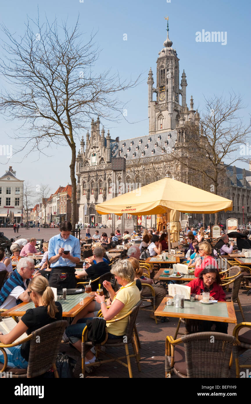 Eine Straße Café am Markt Platz vor der spätgotischen Rathaus von Middelburg. Stockfoto