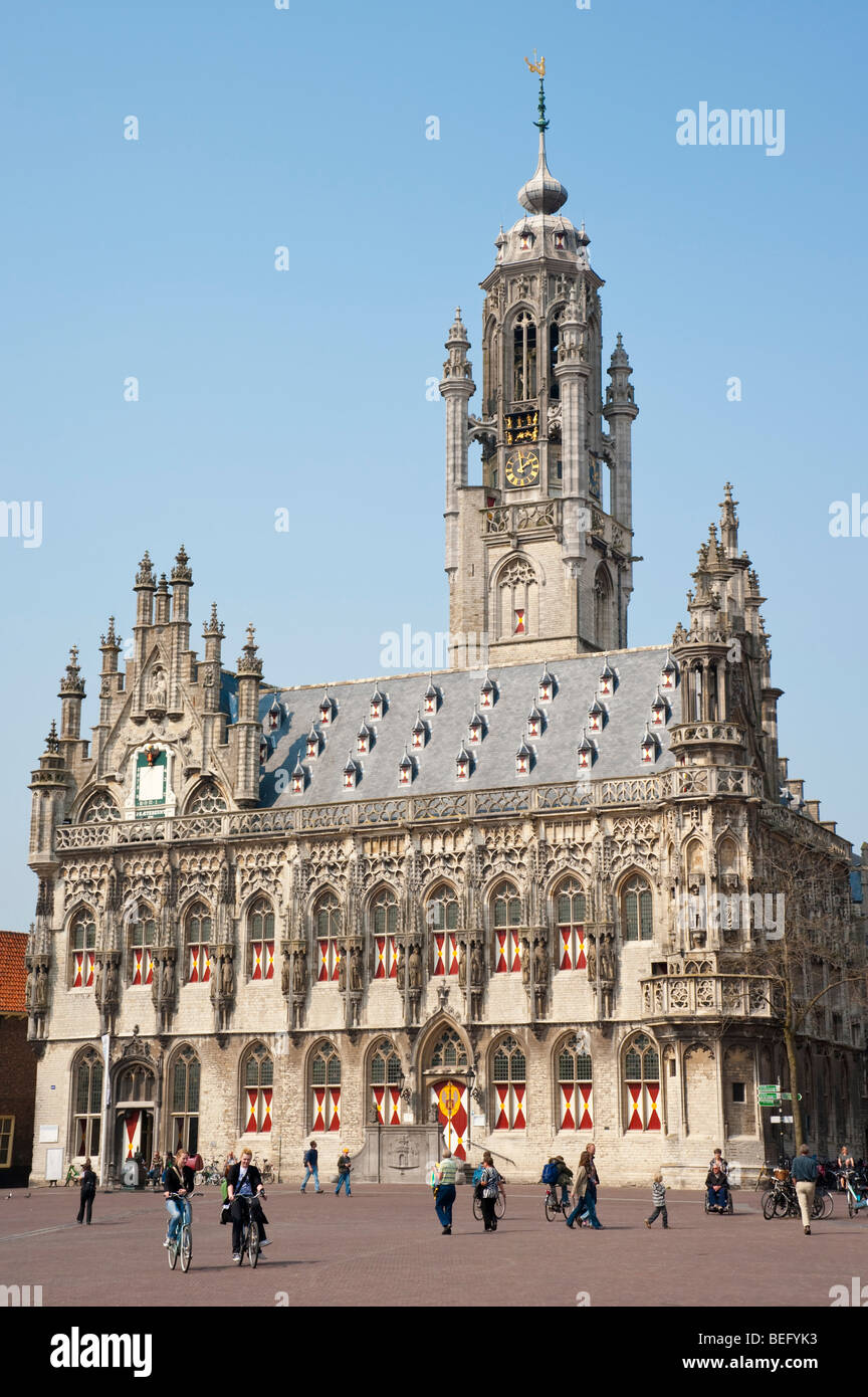 Passanten auf dem Markt Platz vor der spätgotischen Rathaus von Middelburg. Stockfoto