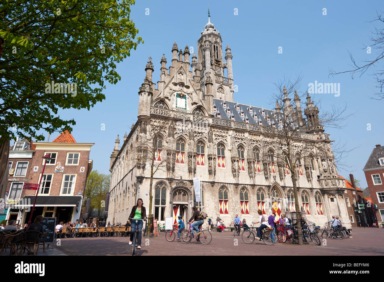Passanten auf dem Markt Platz vor der spätgotischen Rathaus von Middelburg. Stockfoto