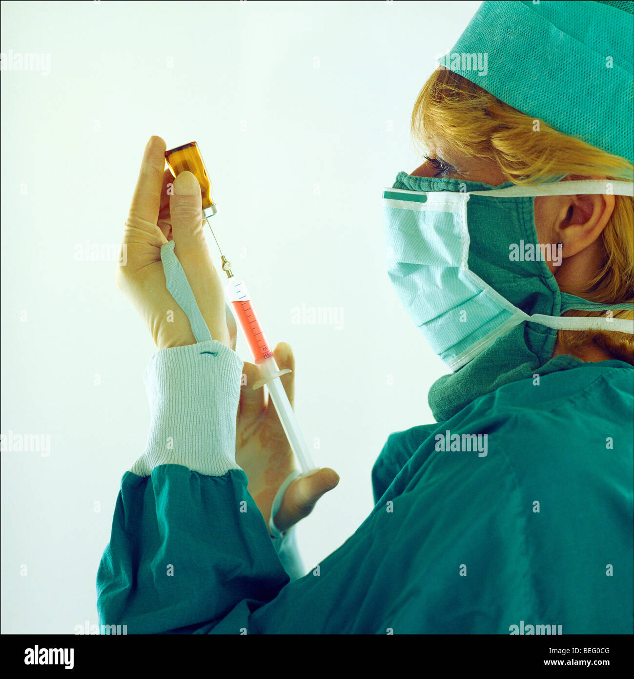 OP-Krankenschwester eine Spritze für die Injektion vorbereitet Stockfoto