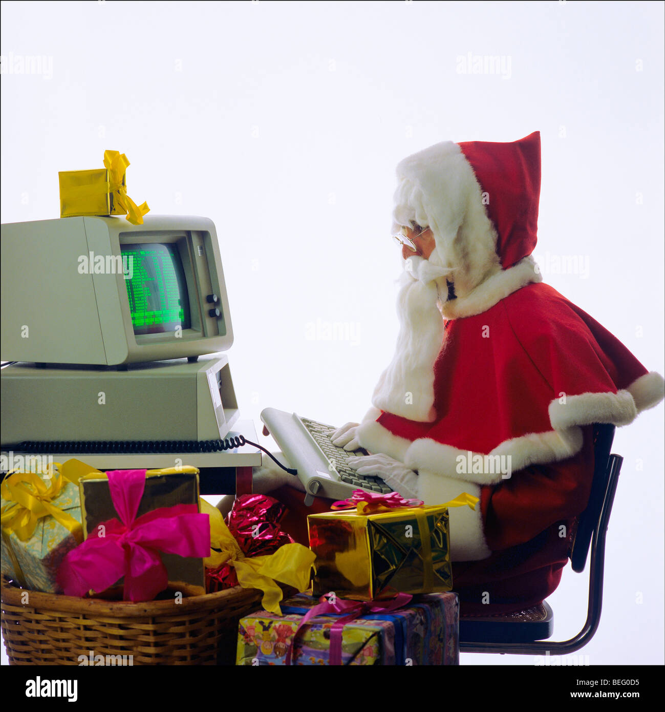 Santa Claus Texteingabe auf einem 80er Jahre IBM personal computer, Weihnachtsgeschenke Stockfoto