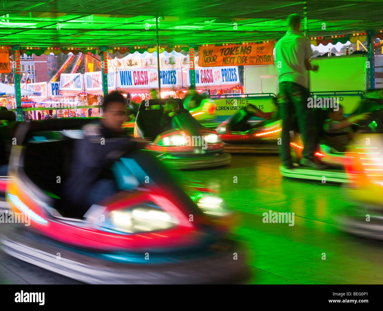 Menschen auf den Autoscootern auf der Goose Fair in Nottingham, Nottinghamshire, England UK Stockfoto