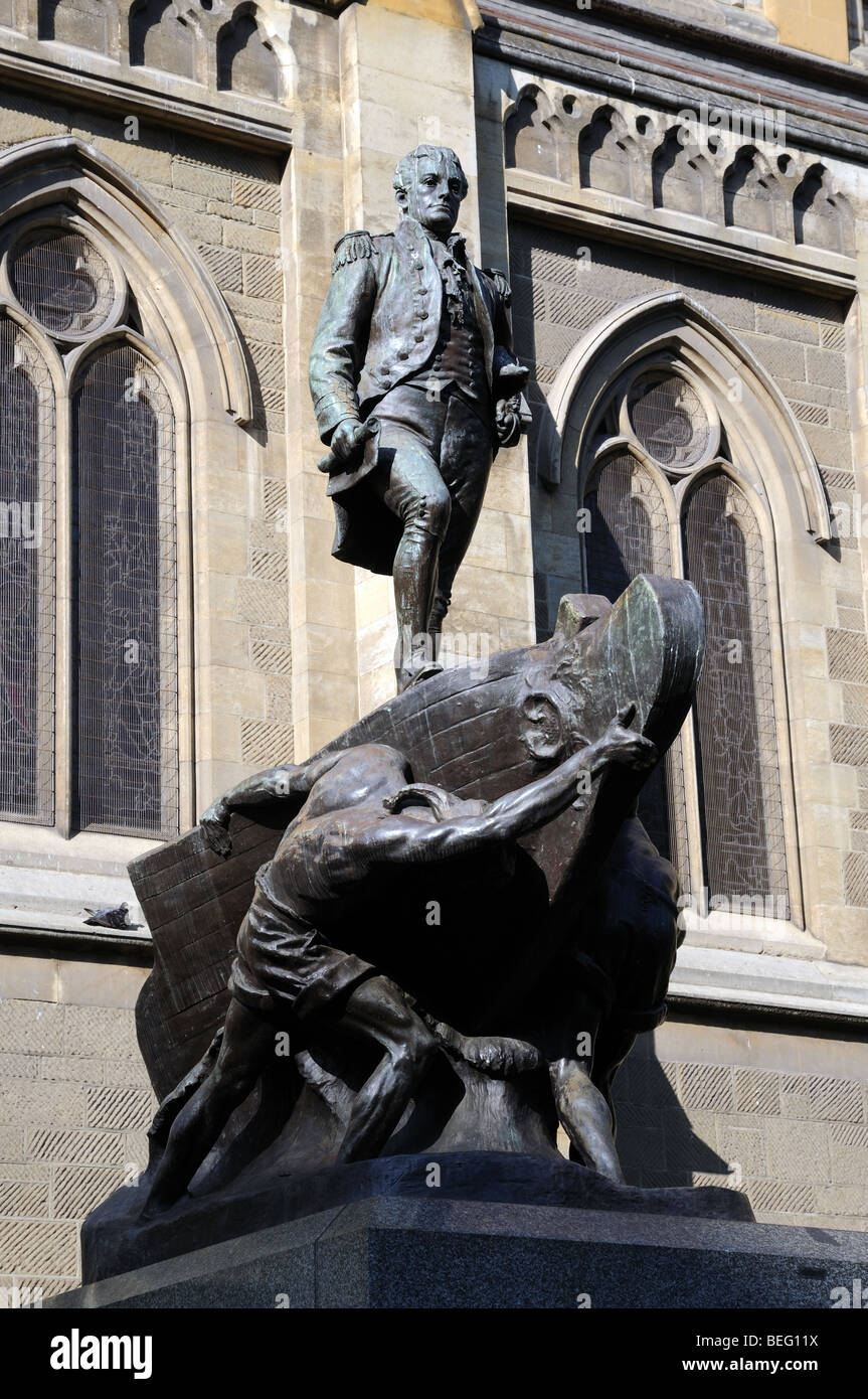 Bronze Statue Skulptur von Kapitän Matthew Flinders auf Seite der St Pauls Cathedral auf Swanston Street Melbourne Australien Stockfoto