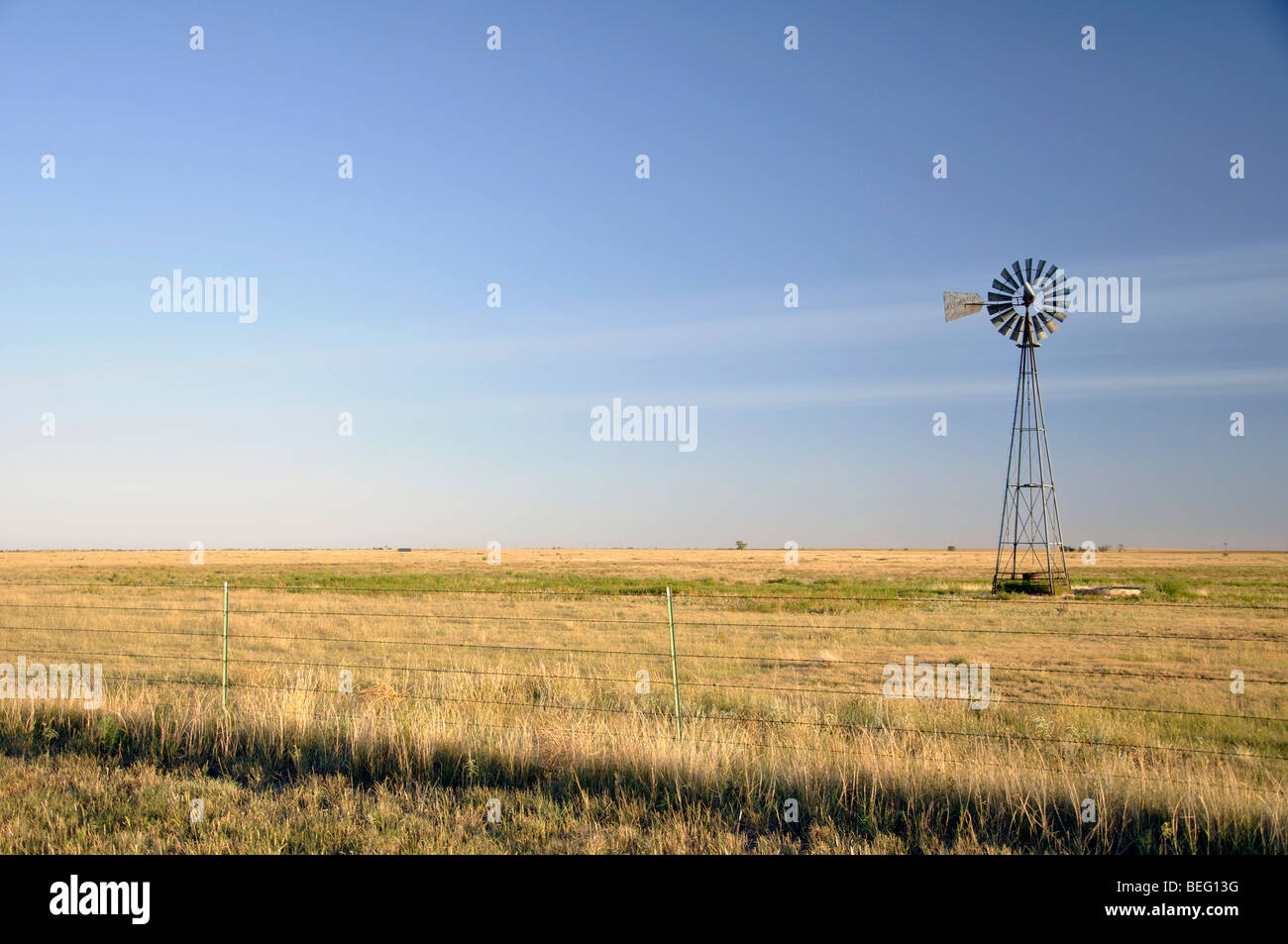 Windmühle gegen blauen Himmel (Texas) Stockfoto