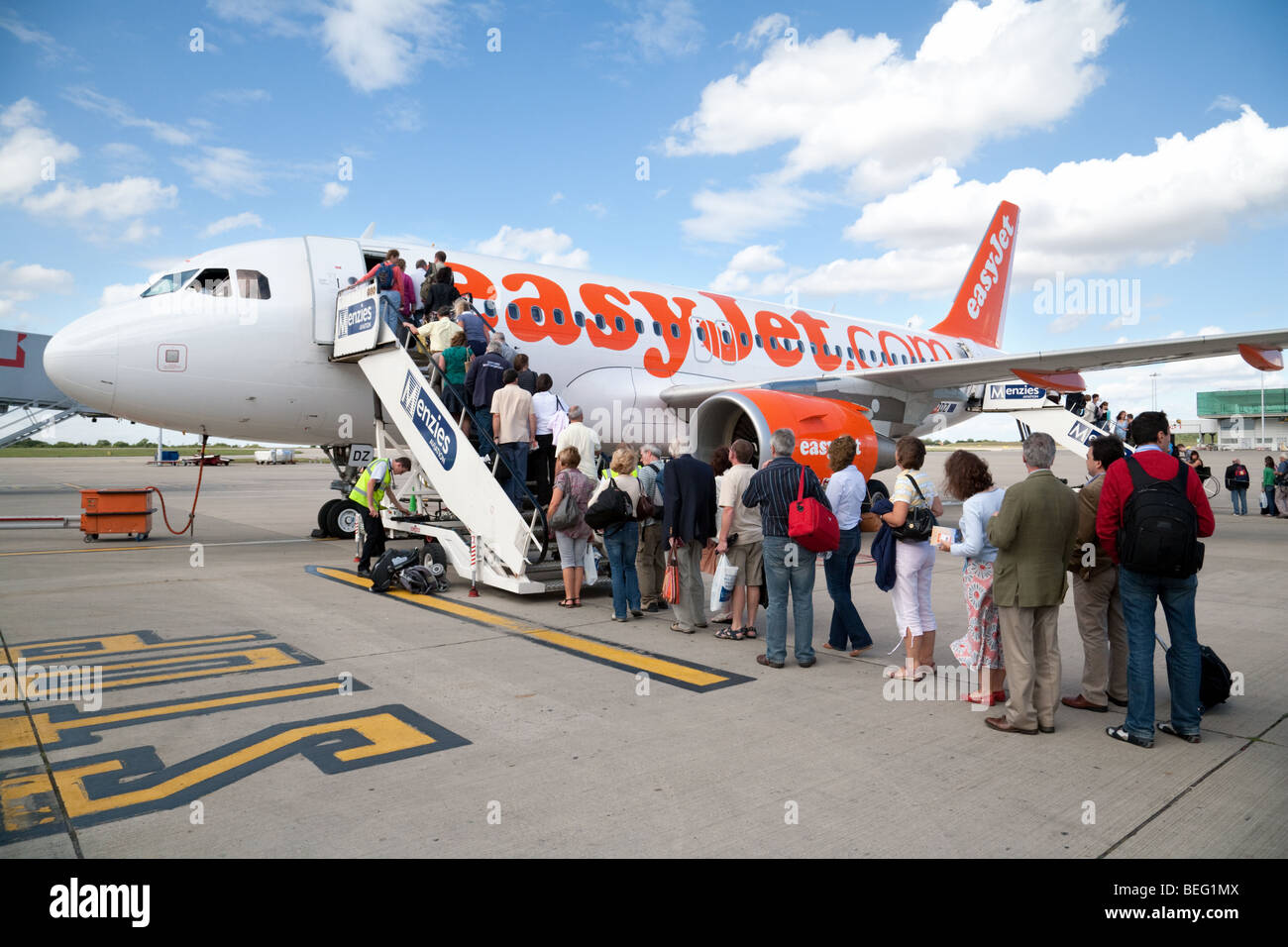 Passagiere, die ein Easyjet Flugzeug am Flughafen Stansted, UK Stockfoto
