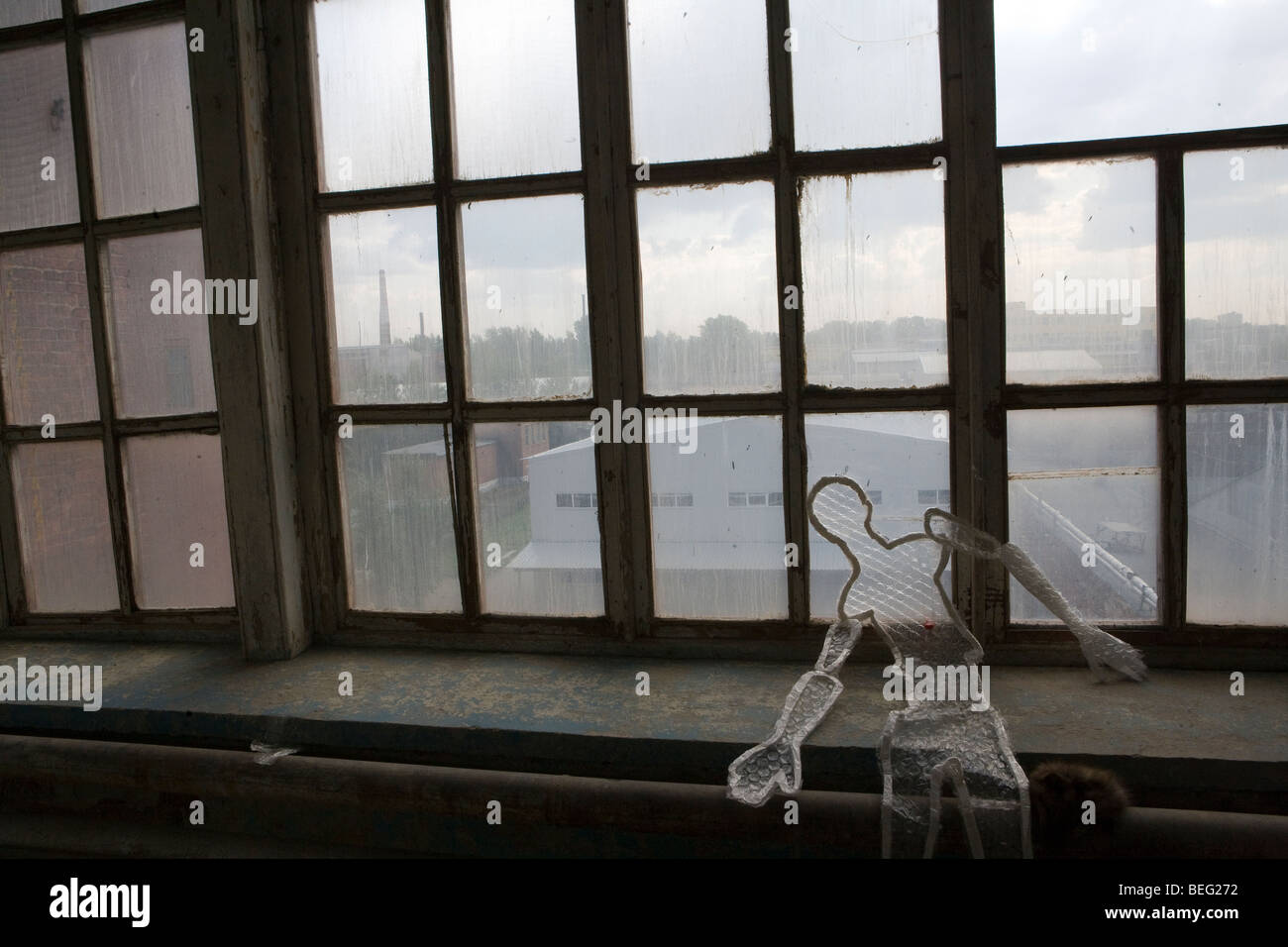 Synthetische kabel Modell der menschlichen Abbildung auf der Fensterbank der verlassenen Fabrik Stockfoto