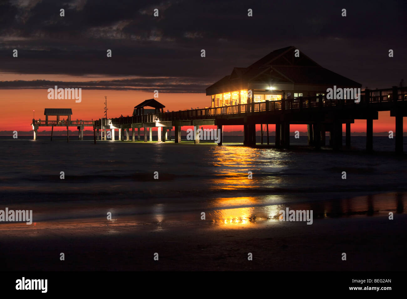 Pier 60 am Clearwater Beach in Florida bei Sonnenuntergang. Stockfoto