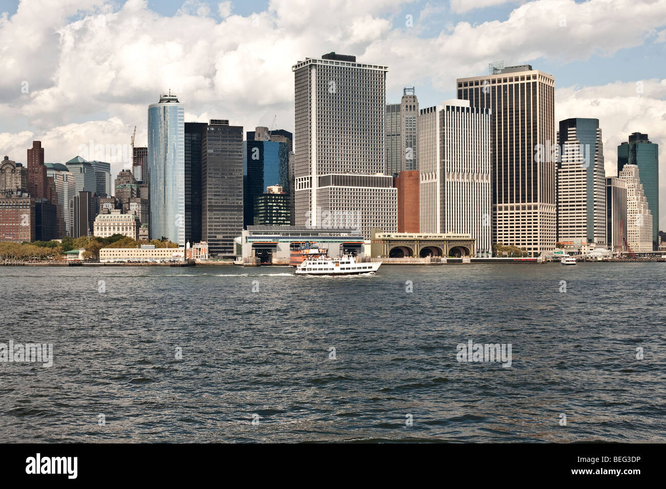 Türme & Skyline von lower Manhattan mit Ausflugsschiff teilweise verdeckt Staten Island Fähre gesehen von der Fähre im Hafen von New York Stockfoto