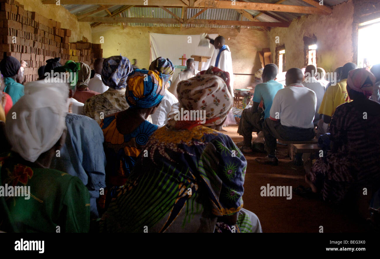 Bakonzo Gemeinde in Dorfkirche während der Messe, Ruwenzori-Gebirge, West-Uganda, Afrika Stockfoto