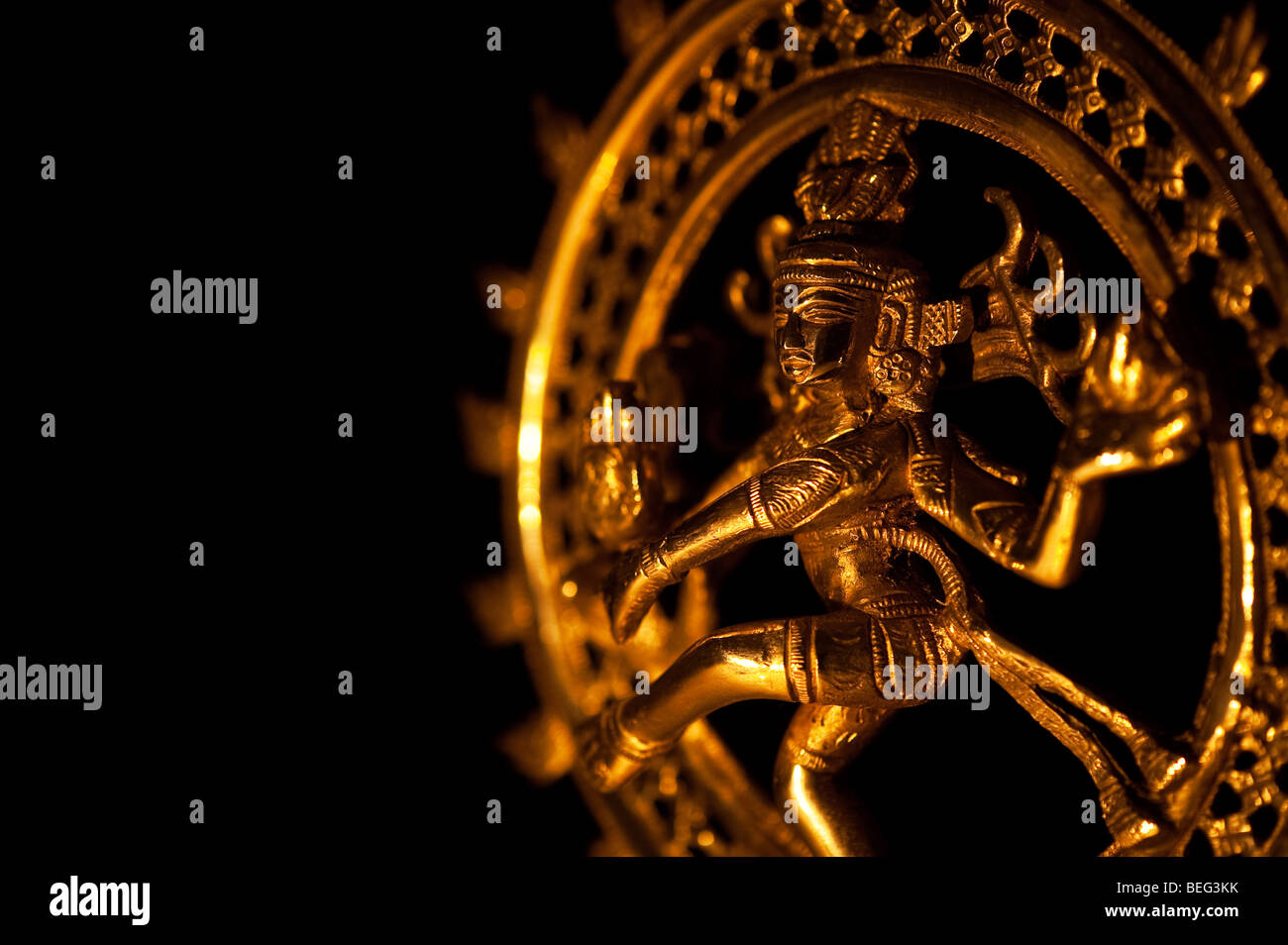 Tanzende Lord Shiva Statue, Nataraja auf schwarzem Hintergrund Stockfoto