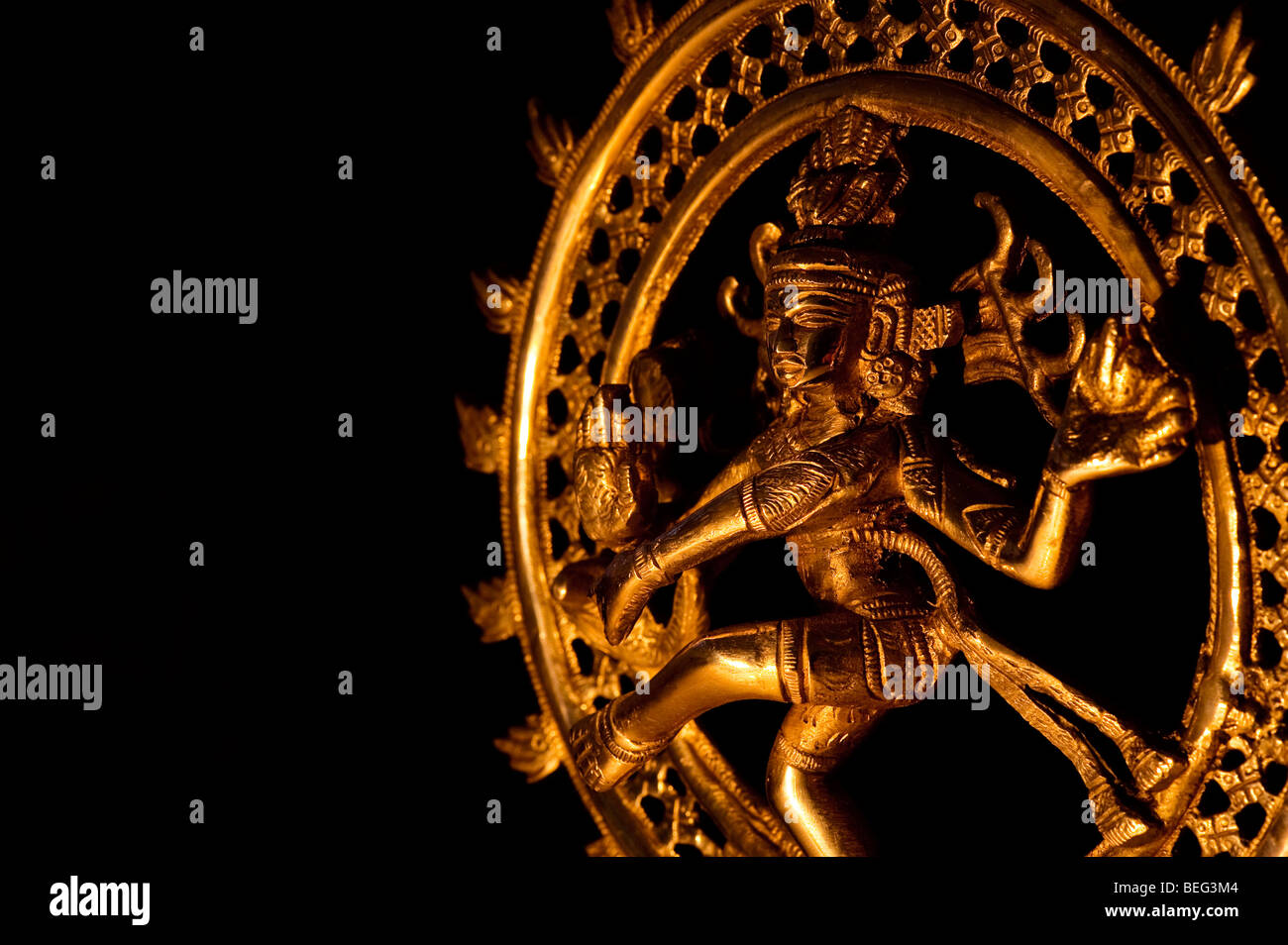 Tanzende Lord Shiva Statue, Nataraja auf schwarzem Hintergrund Stockfoto