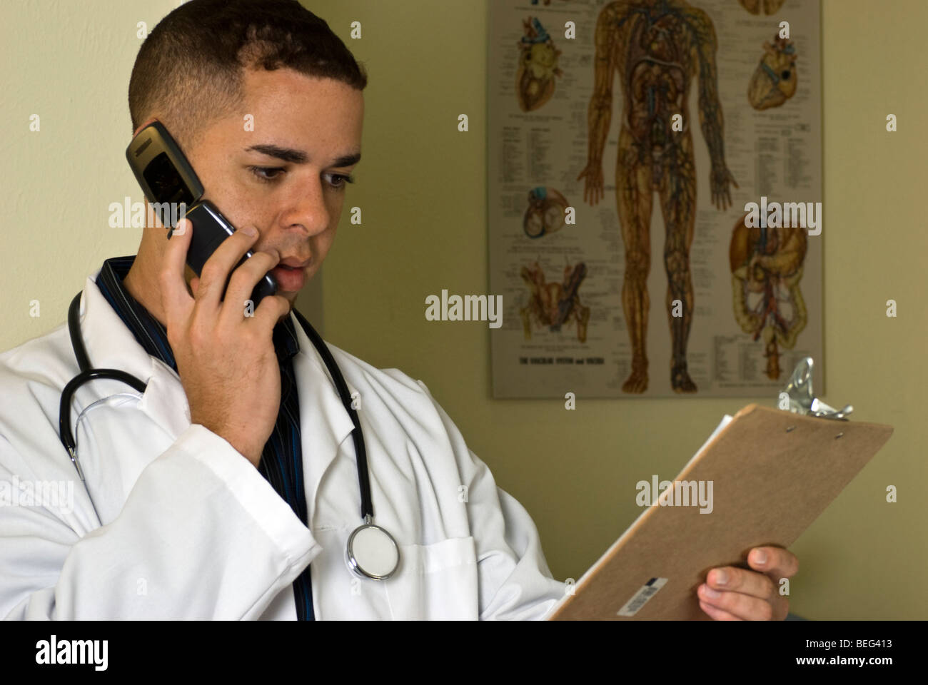 Ein Arzt mit seinem Handy, um die Laborwerte zu diskutieren ist er prüft. Stockfoto