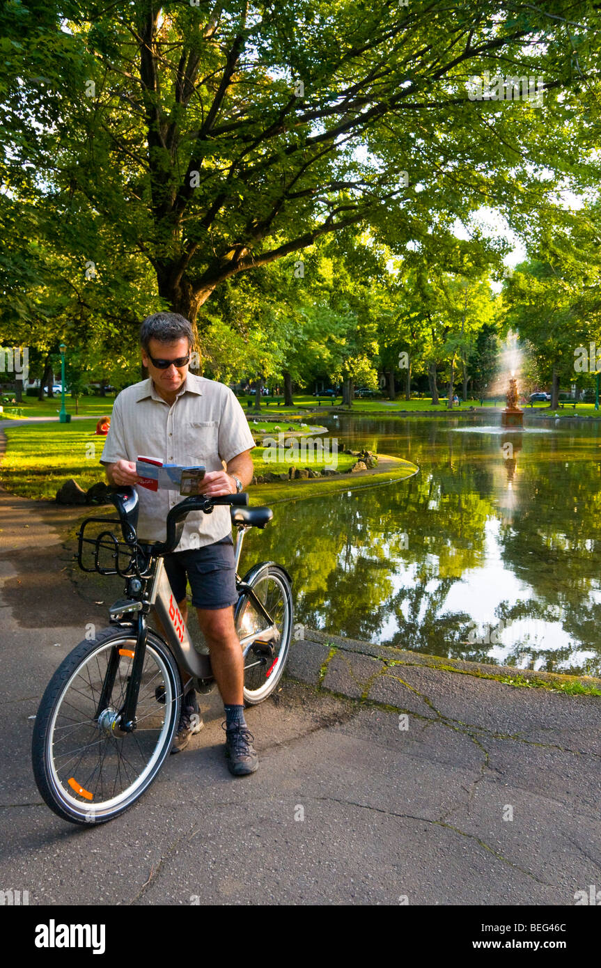 Mann mit einem Bixi kostenlose Fahrrad im Park Outremont Montreal Kanada-sharing Stockfoto