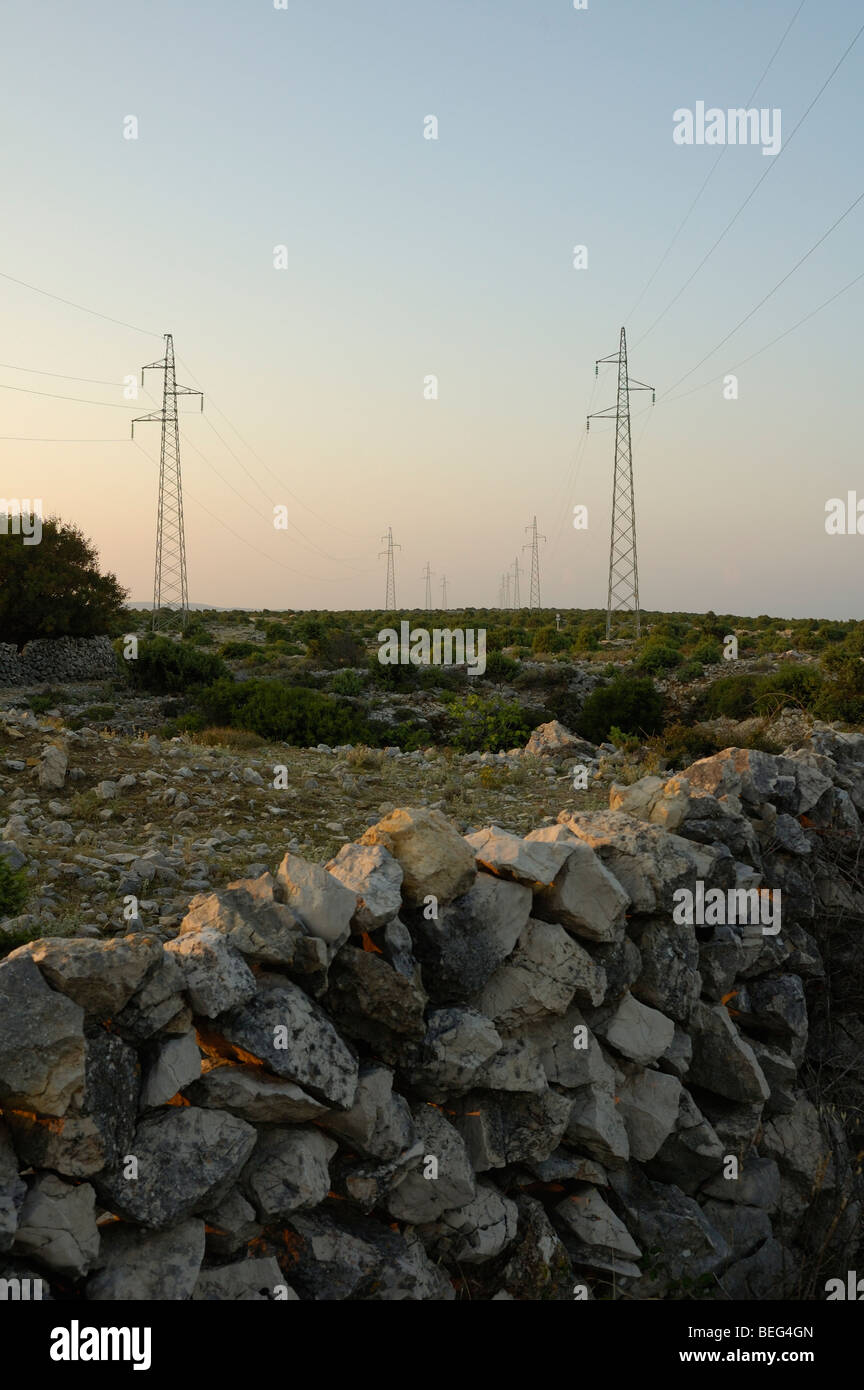 Trockenstein Mauer und macht Übertragungsleitung am Sonnenuntergang, Insel Cres, Kroatien, Europa Stockfoto