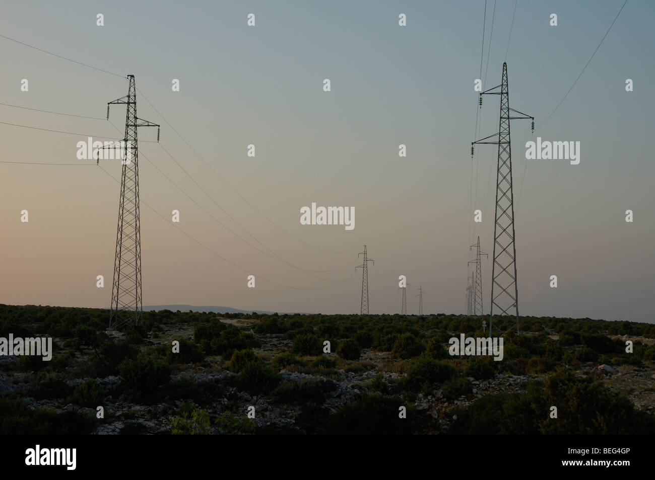 Übertragung der Stromleitung auf Sonnenuntergang, Insel Cres, Kroatien, Europa Stockfoto