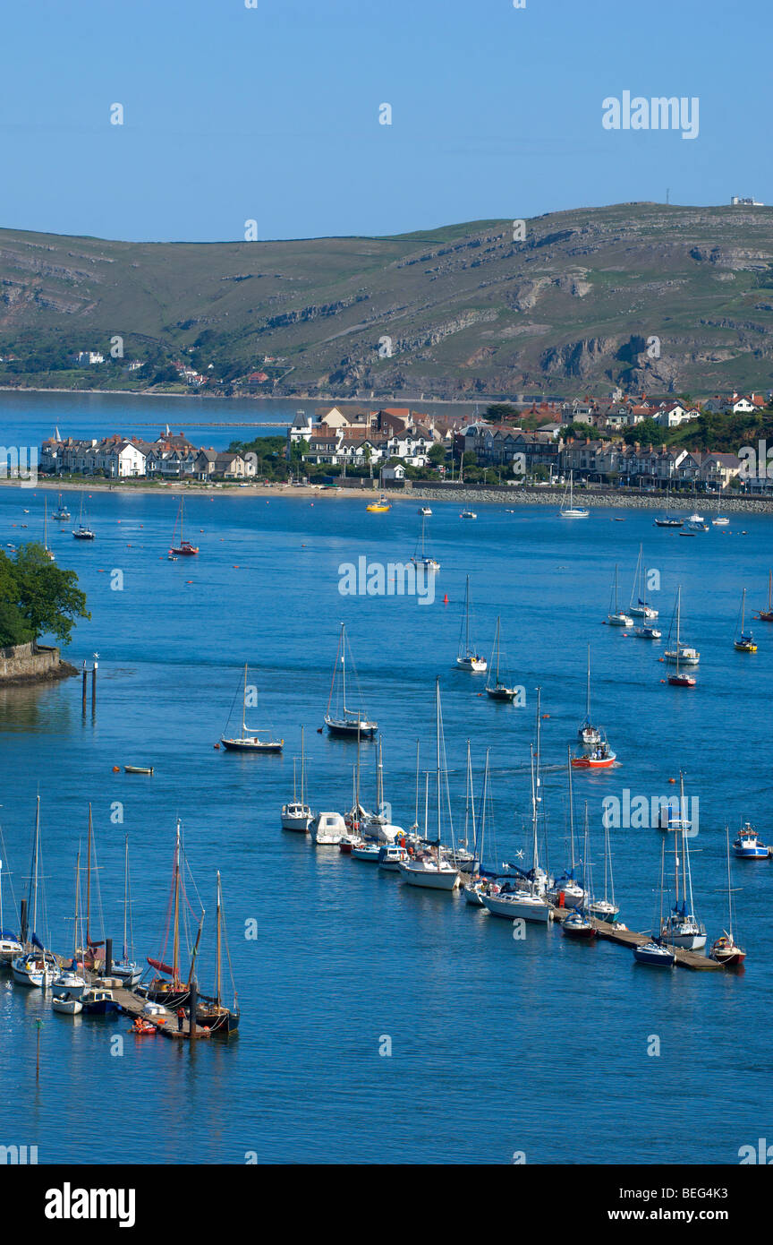 Blick von Conwy Castle mit Blick auf Deganwy und Llandudno, Gwynedd, Wales, Vereinigtes Königreich. Stockfoto