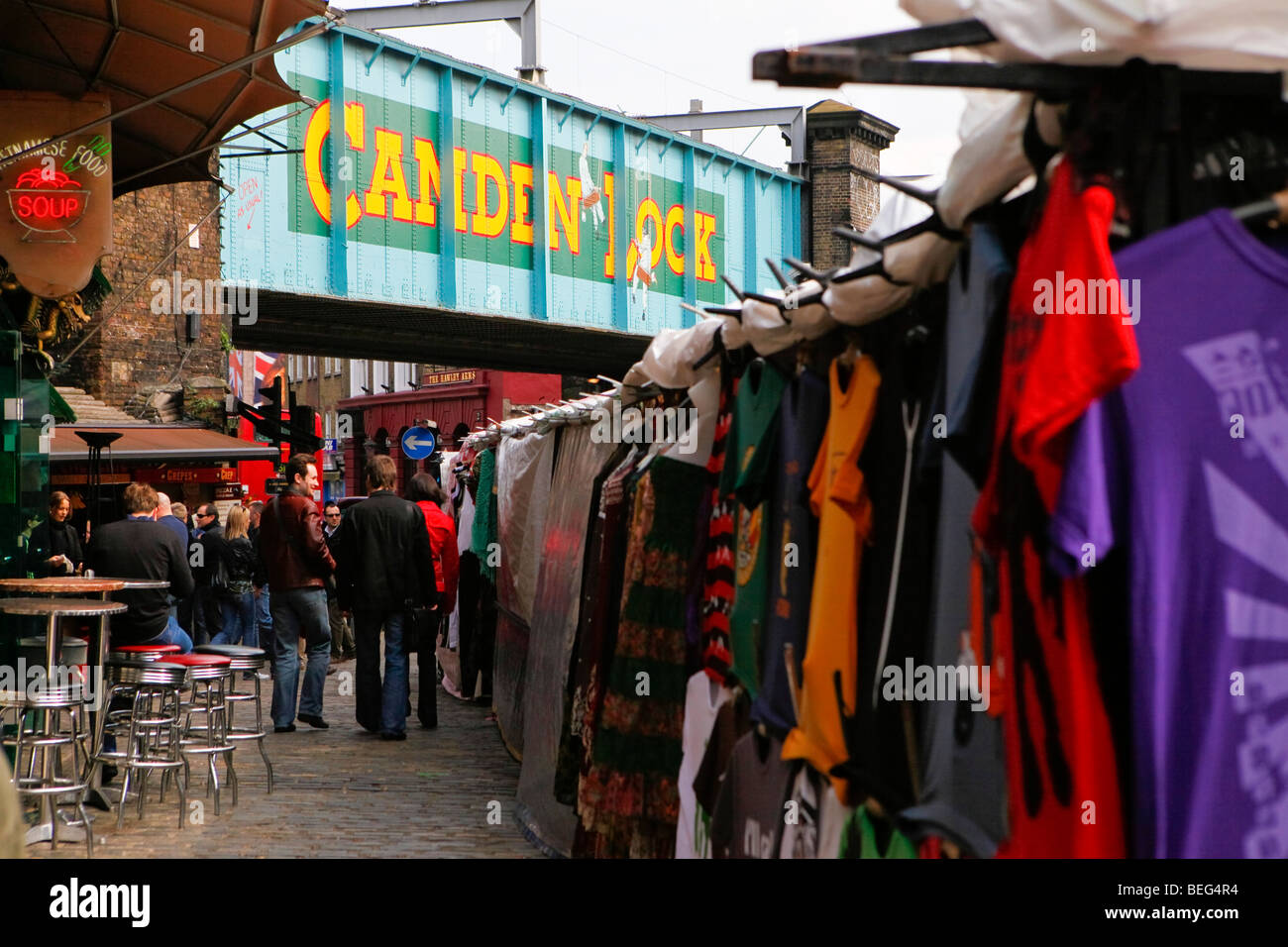 Camden Lock Market. Kleidung auf Ständen. Stockfoto