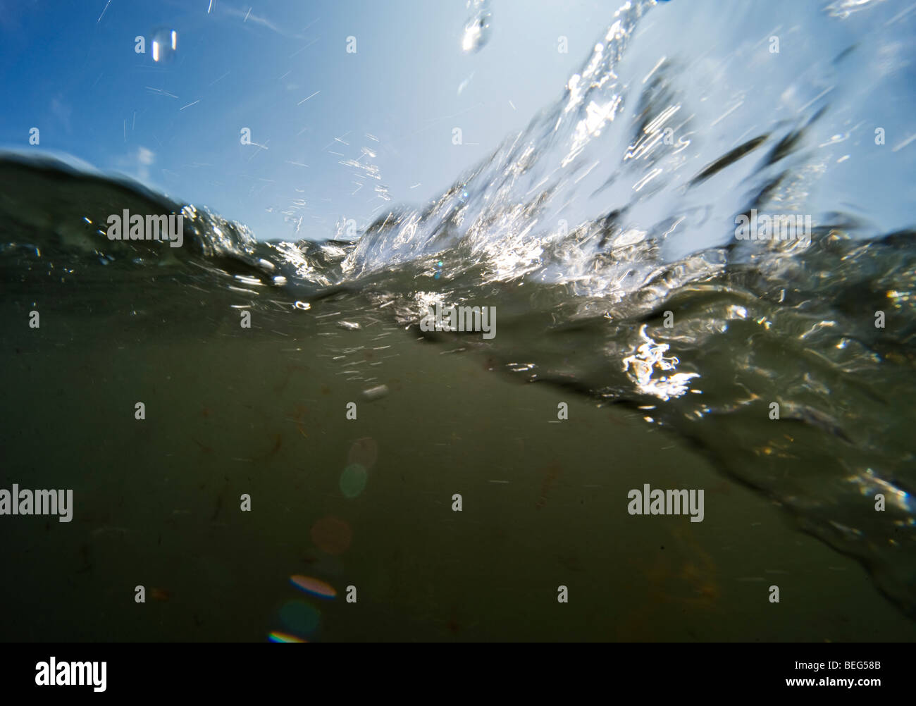 Wasser Welle Splasching, Schweden Stockfoto